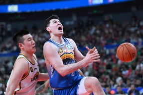 开云网页版 -山东男篮训练开放日，冲刺阶段强势反弹引欢呼，中超在即，轮换策略成焦点 