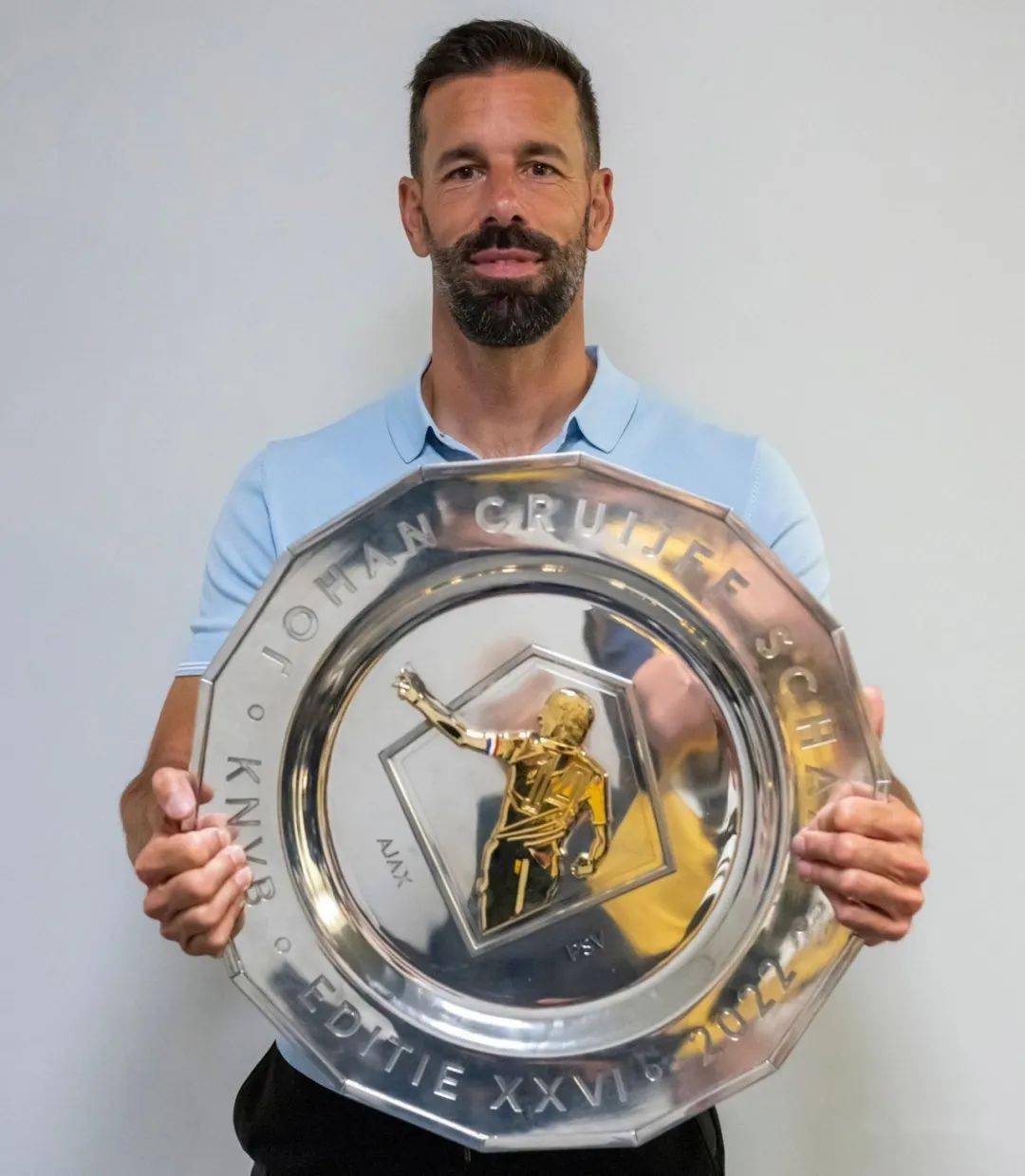 埃因霍温转会期强势反弹今晚上海海港调整名单以备社区盾，集结日摩纳哥调整名单瞬间刷屏 